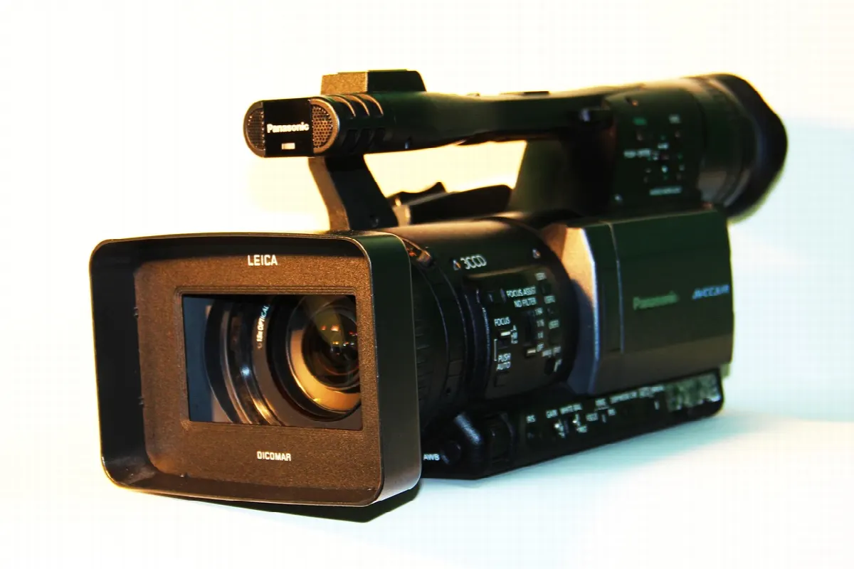 Câmera e equipamento em estúdio de gravação de vídeo