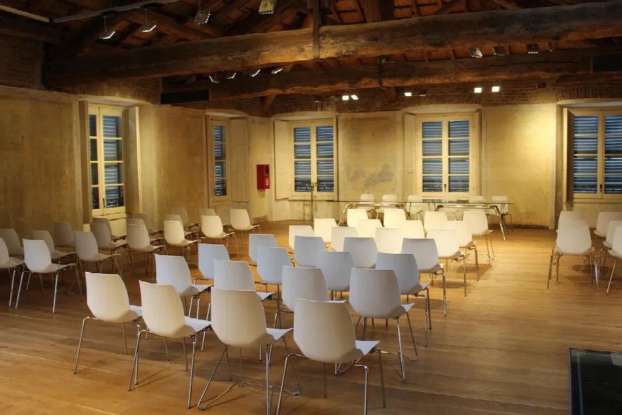 Participantes em oficina educacional na sala