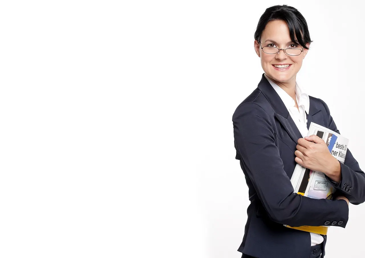 Consultor trabalhando no laptop no escritório